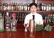 【佛山展翅調酒咖啡西點培訓學?！颗{酒師燕子